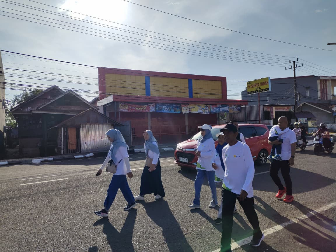 Gerak Jalan Santai Hari Listrik Nasional ke-80 di Watampone