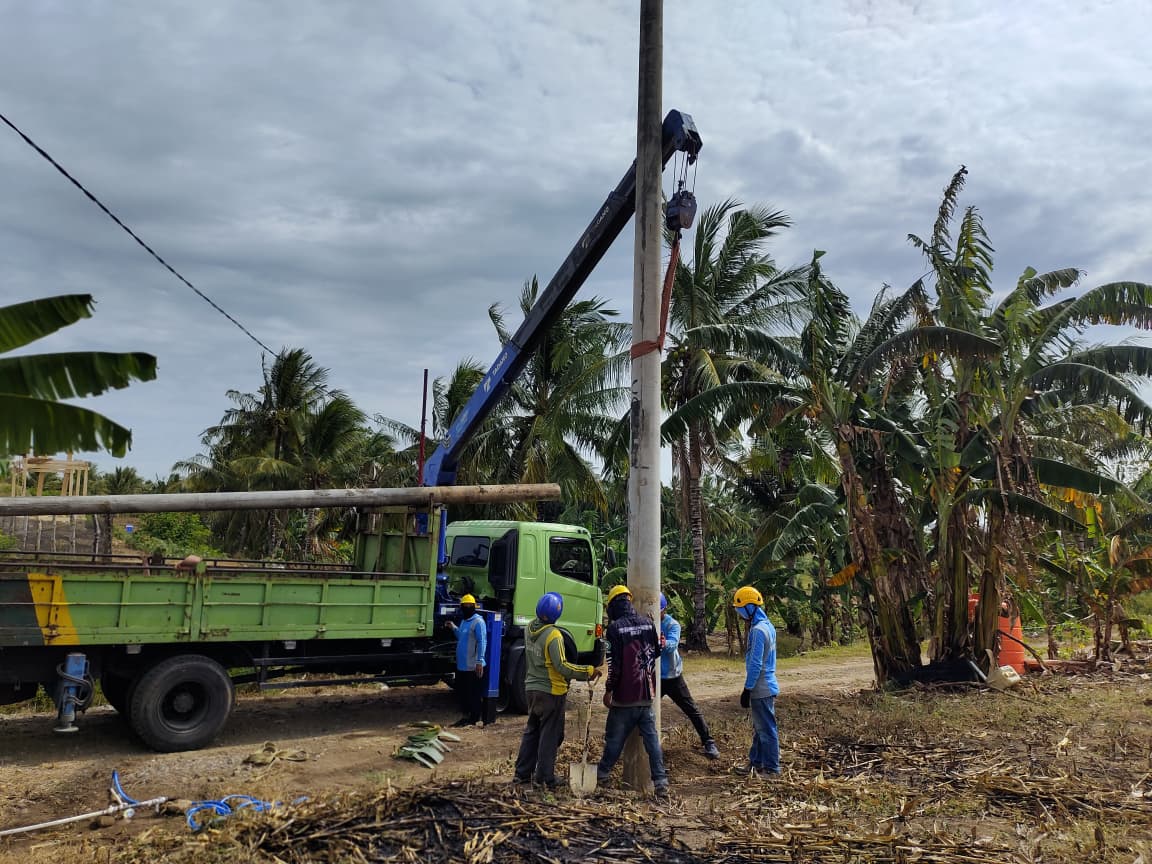 Pemerintah Desa Mario Bersama Masyarakat Lakukan Pembersihan Pohon di Jalur Tiang Listrik KDMP