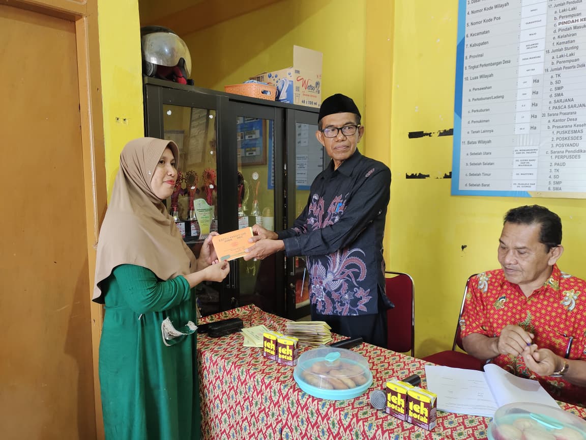 Bumdesma Kecamatan Tanasitolo Salurkan Dana Bergulir SPP di Desa Mario