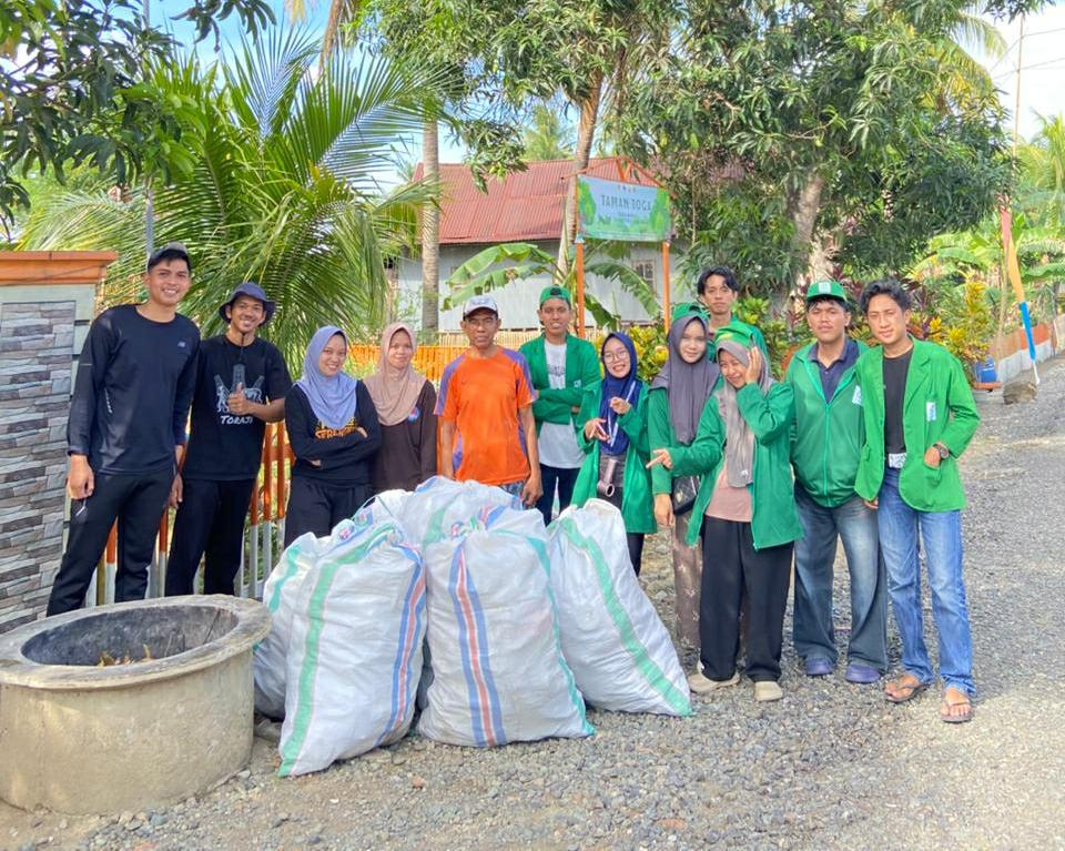 Kerja Bakti Kolaboratif Mahasiswa KKN dan Warga Desa Mario Semarakkan HUT WAJO 627.